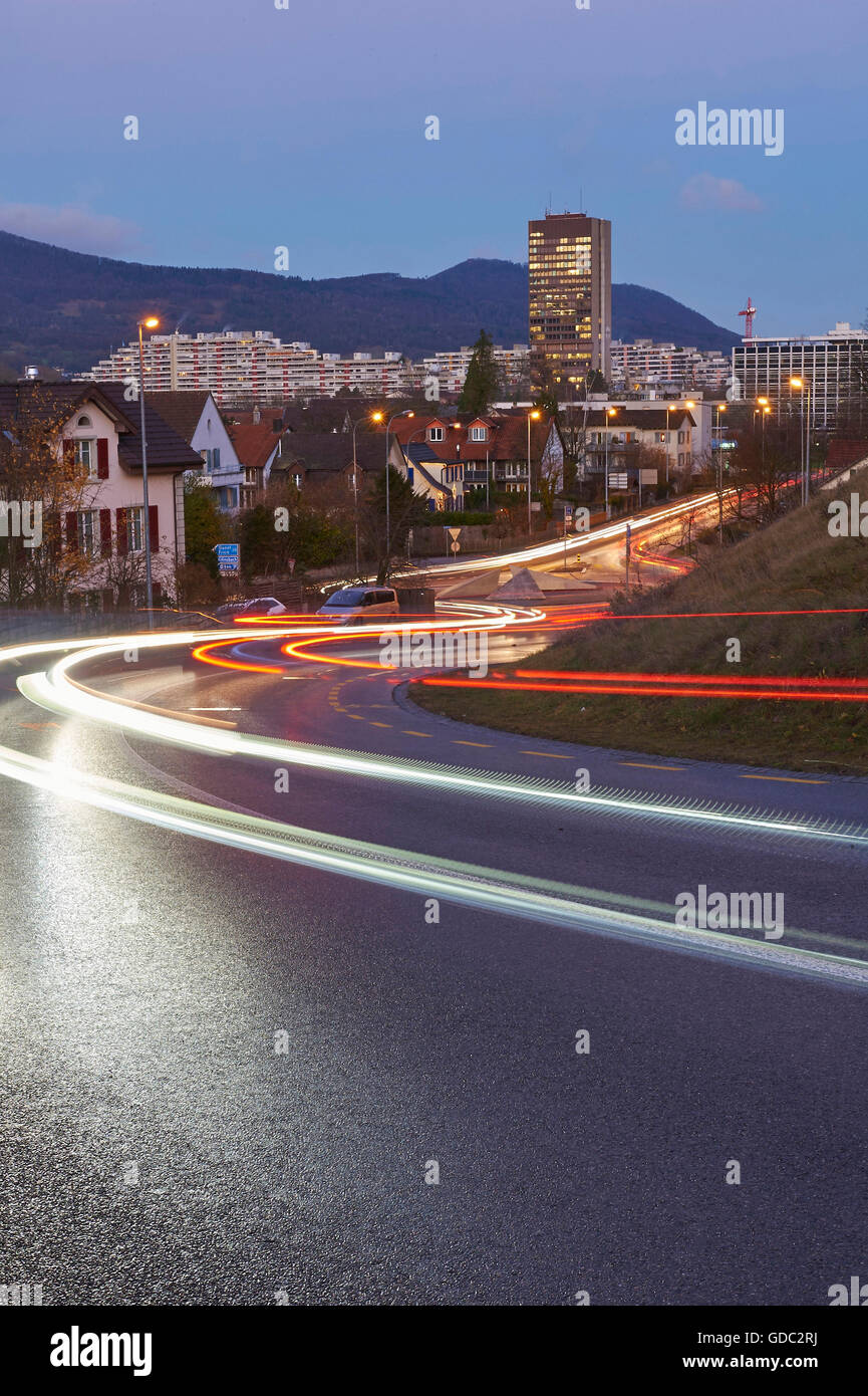 Aarau,canton Argovia,Svizzera,l'Europa,di notte,notte,città,città,traffico,auto,automobile,blu,ora,Tramonto crepuscolo,hou Foto Stock