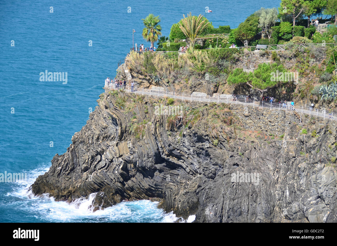 Il famoso sentiero costiero che collega i borghi delle Cinque Terre sulla costa ligure Foto Stock