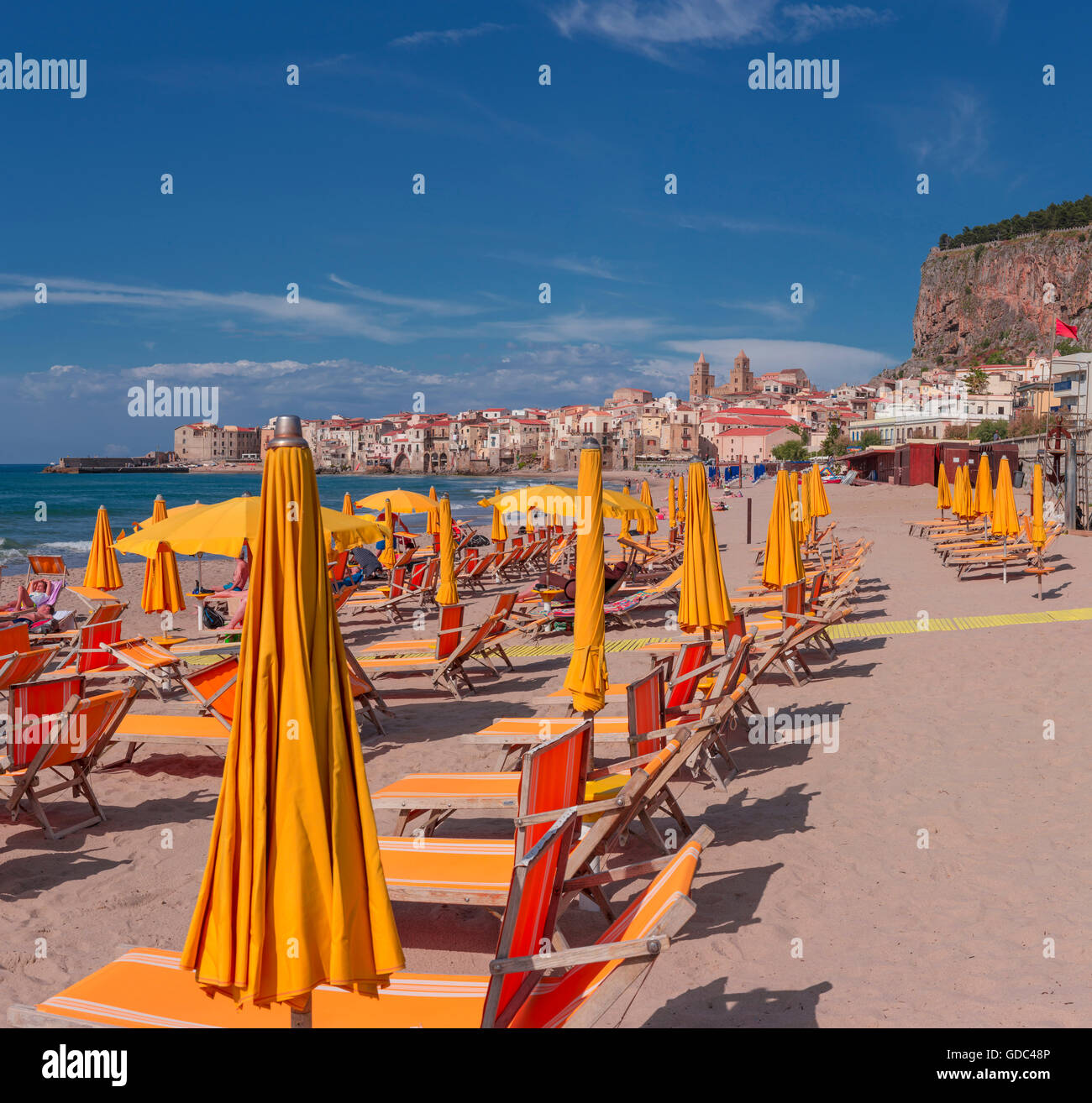Dalla spiaggia una vista della città e della Rocca de Cefalu Foto Stock