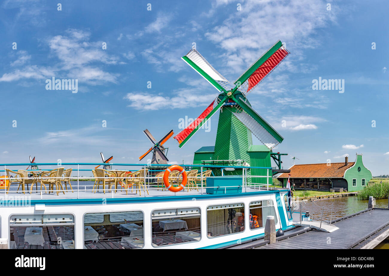 Zaandam,Noord-Holland,River Cruise Ship vicino i mulini a vento di Zaanse Schans Foto Stock