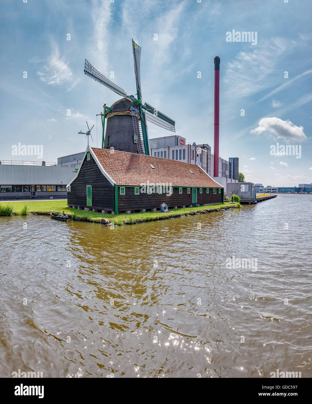 Zaandam,Noord-Holland,Windmill la cicogna in corrispondenza di un sito di fabbrica Foto Stock