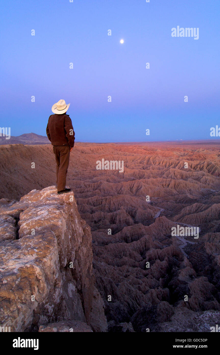 Persona che sta in piedi in Font del punto al tramonto,Anza Borrego,Desert State Park, California, Stati Uniti d'America Foto Stock