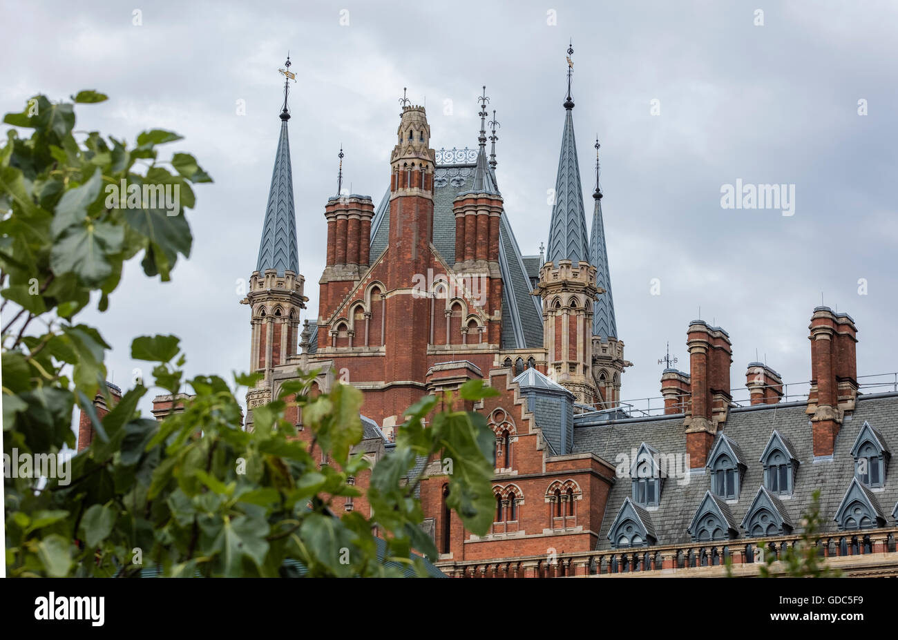 Edificio gotico ristrutturato e utilizzato come un hotel 5 stelle di lusso Hotel Renaissance in Euston Road Londra vicino a Kings Cross stazione ferroviaria Foto Stock