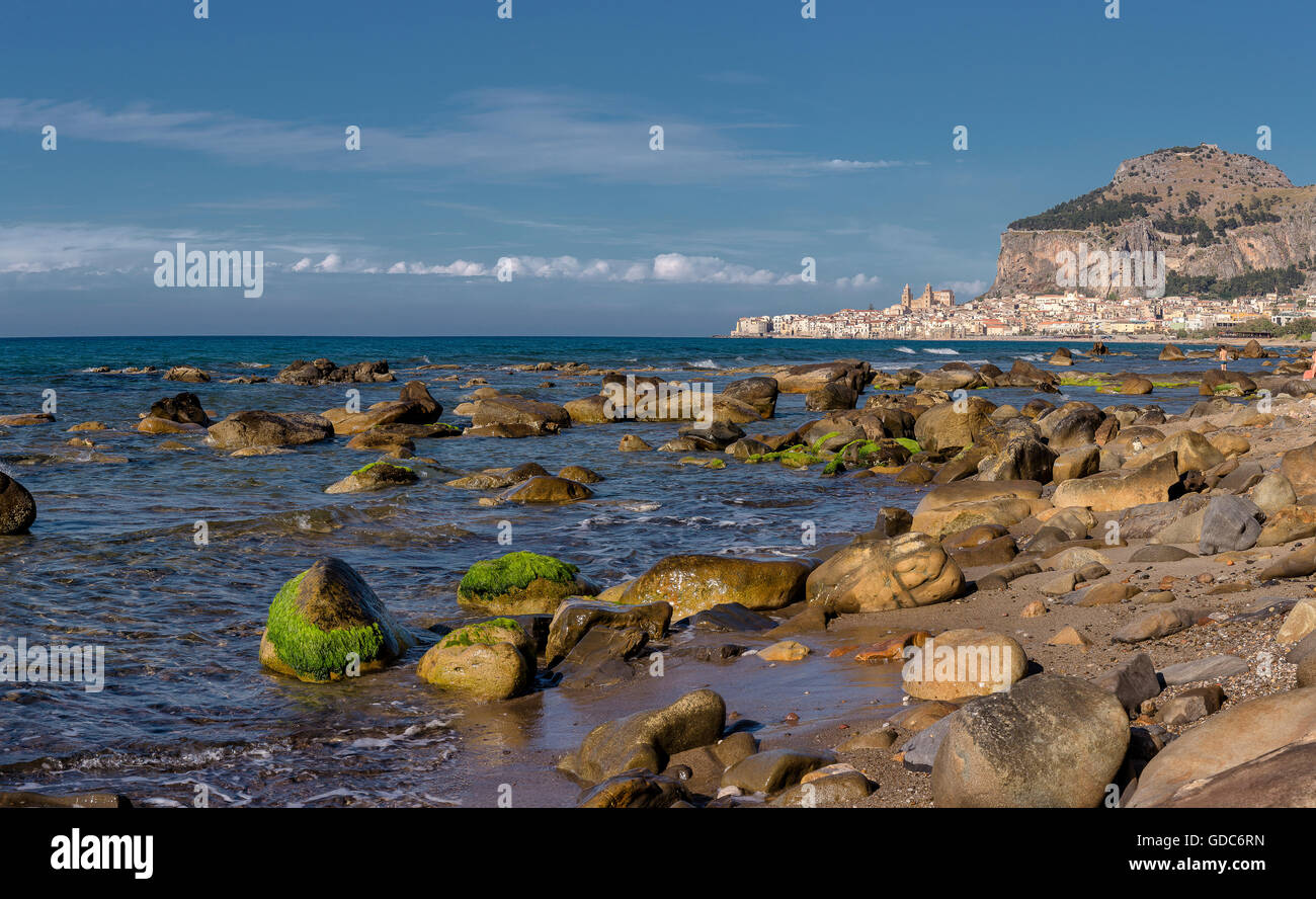 La città e la Rocca di Cefalù visto dalla spiaggia Foto Stock