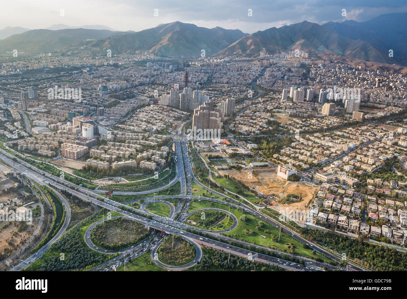 Iran,città di Teheran,Teheran città dalla torre Milad.,Modarres expressway Foto Stock