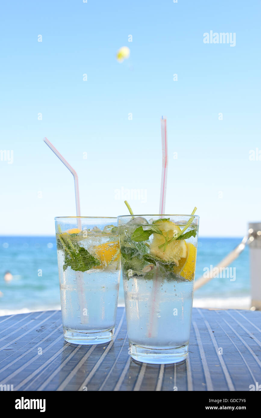 Due bicchieri di fresco Mojito sulla spiaggia Cafe Foto Stock
