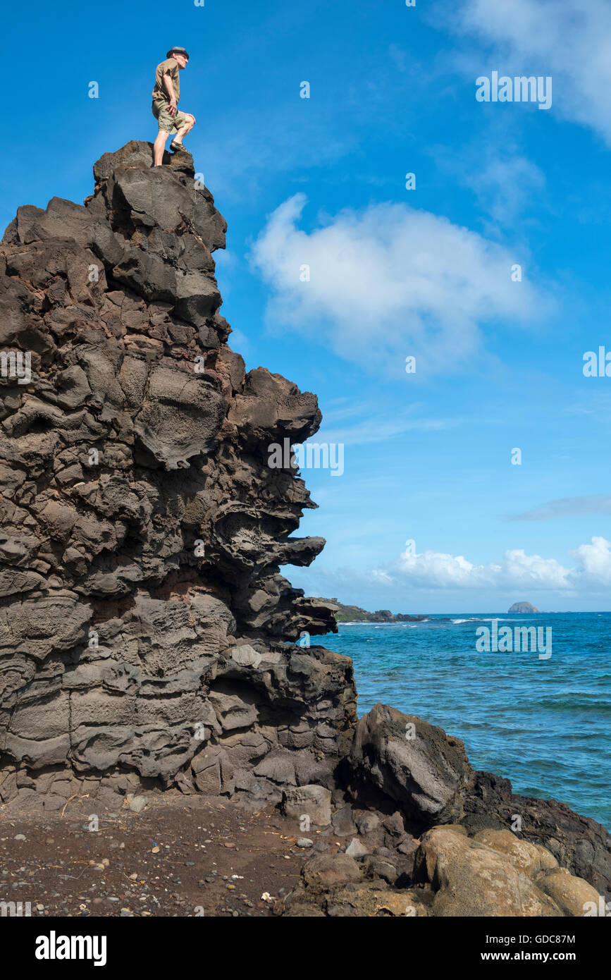 Stati Uniti d'America,Hawaii,Molokai,uomo sulla roccia lungo la costa sud MR Foto Stock