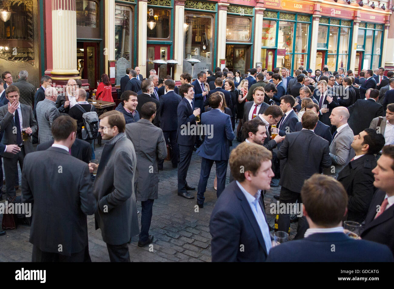 Città i lavoratori aventi un drink al pub nel mercato Leadenhall, Londra Inghilterra REGNO UNITO Foto Stock