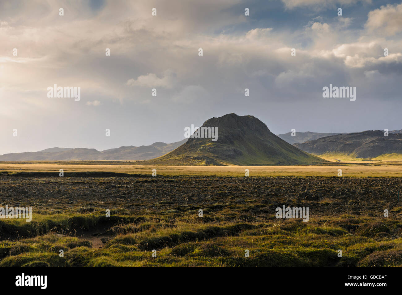 Collina solitaria nella regione di Krysuvik sulla penisola di Reykjanes nel sud-ovest dell'Islanda. Foto Stock