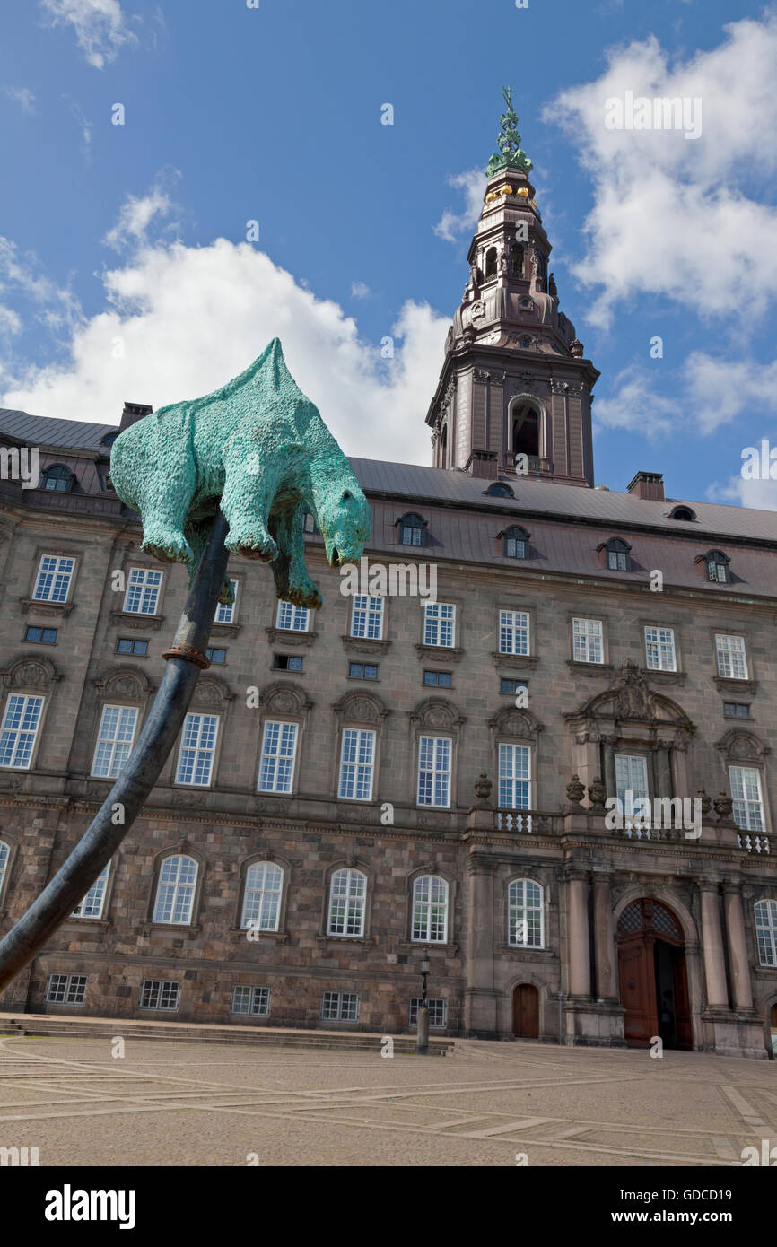 Insopportabile, di scultura di orso polare empaled da un rapido aumento del grafico globale di combustibili fossili le emissioni di carbonio al di Christiansborg a Copenaghen. Foto Stock