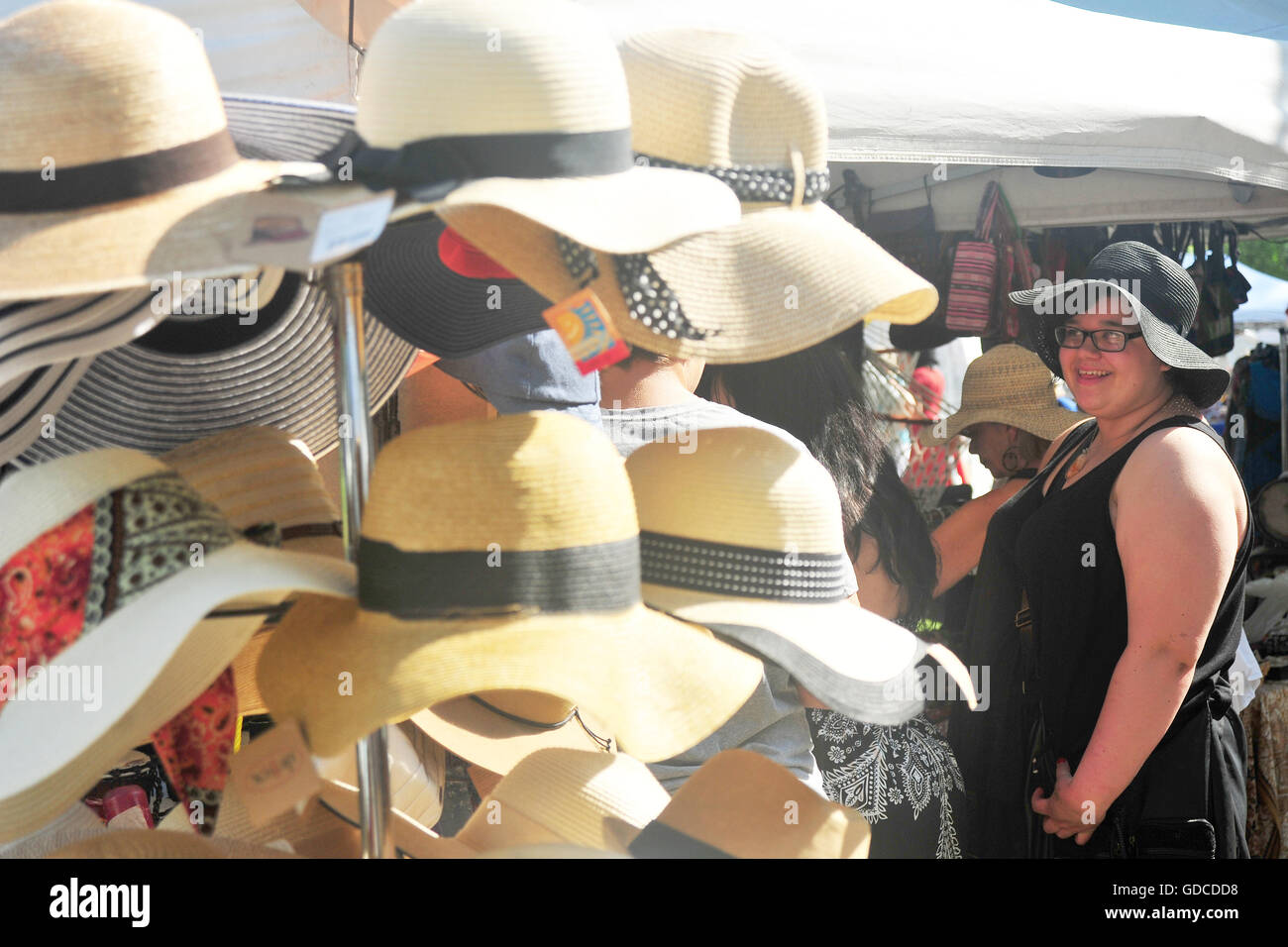 Una donna in un cappello davanti a un festival nella città canadese di London, Ontario. Foto Stock
