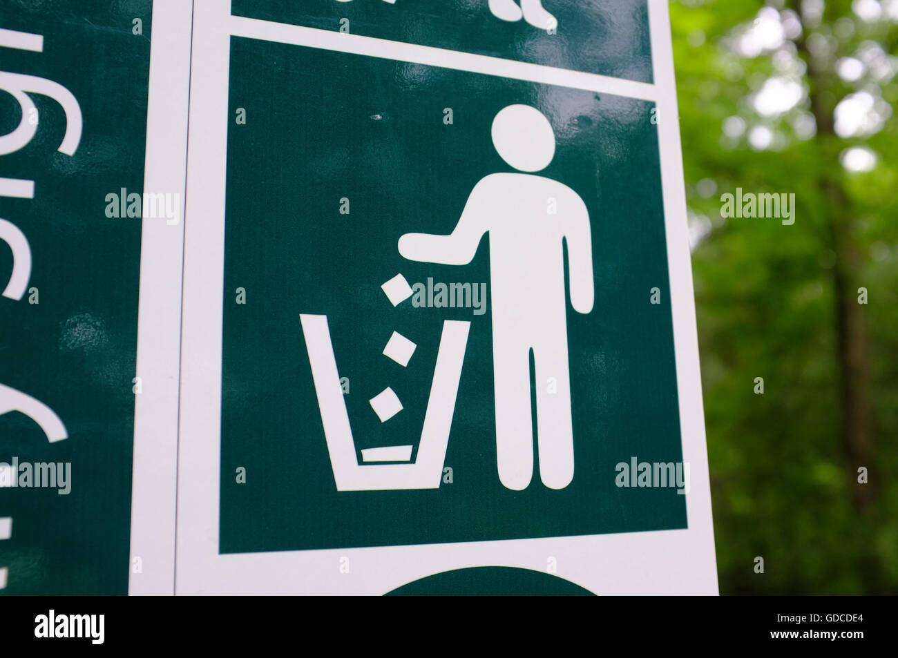 Un pubblico informazioni registrazione raccomanda l'uso di contenitori della spazzatura in una riserva naturale in Canada. Foto Stock