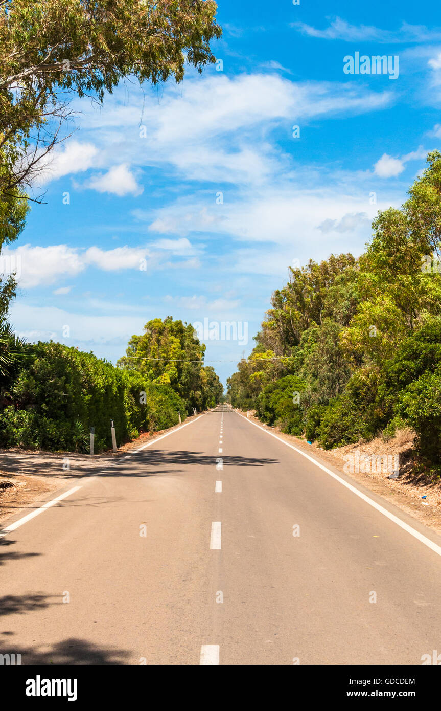 Paese deserto strada in una giornata di sole di estate Foto Stock