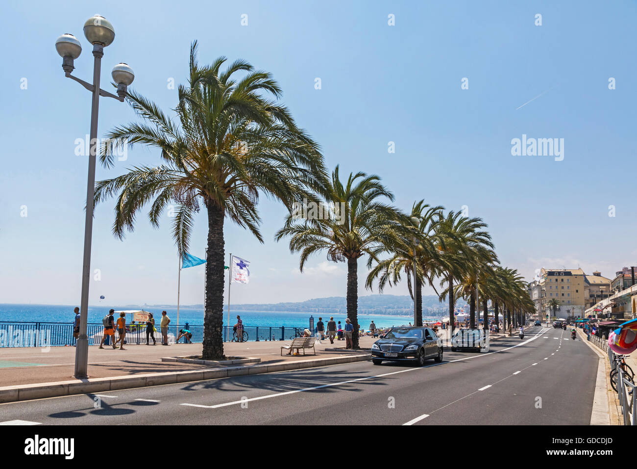 La gente a piedi sulla Promenade des Anglais in città di Nizza Cote D'Azur, in Francia Foto Stock