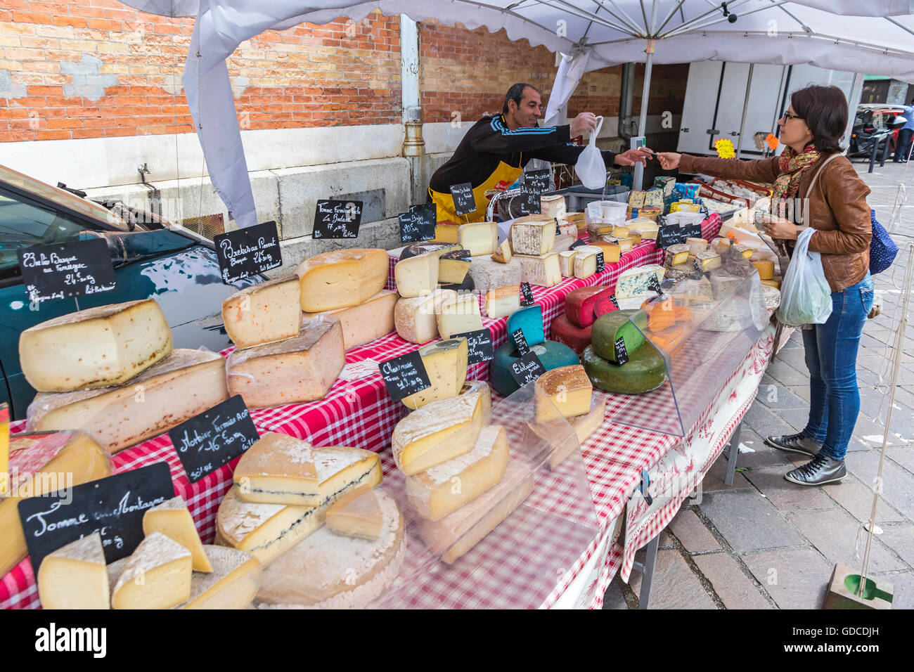 GRENOBLE, Francia - 19 giugno 2016: formaggio francese stand di vendita presso il mercato della domenica nella città di Grenoble, Francia Foto Stock