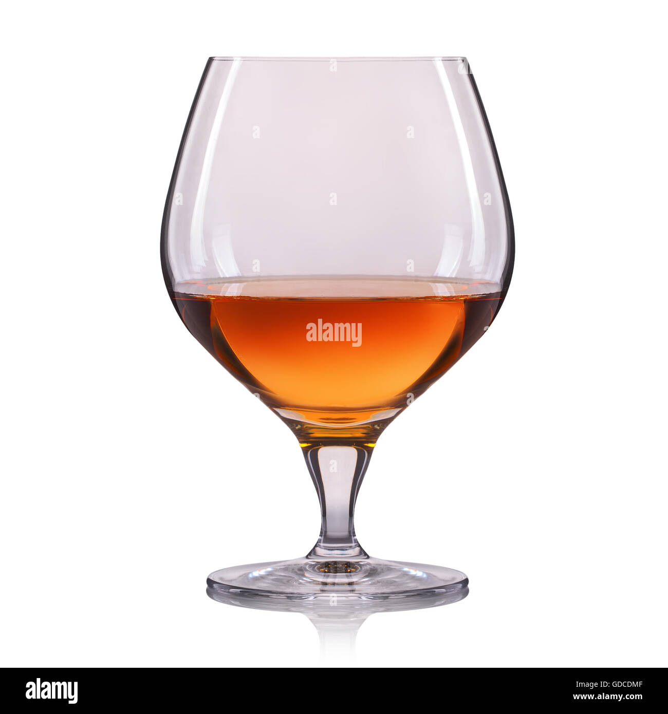 Spruzzata di cognac in vetro su sfondo bianco Foto Stock