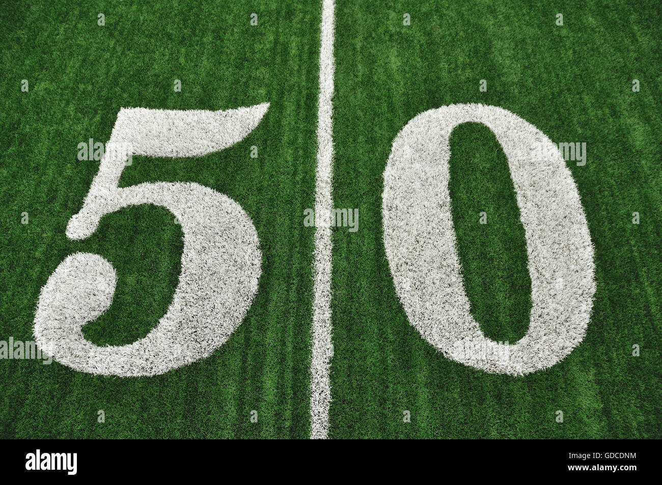 Vista dall'alto di 50 yard sulla linea American Campo di calcio con tappeto erboso artificiale Foto Stock