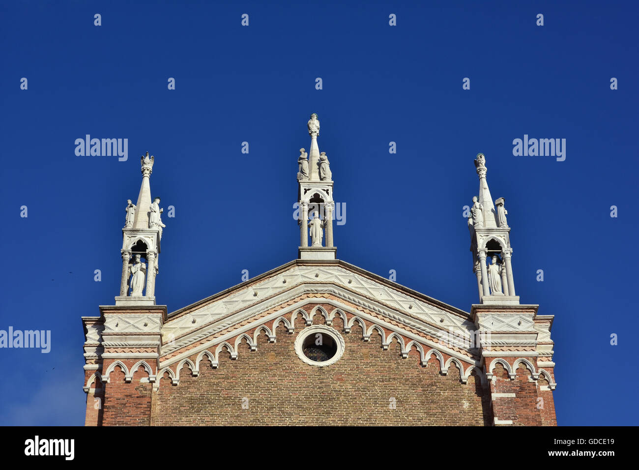 Tre pinnacoli gotici con santi nella parte superiore dei SS Giovanni e Paolo basilica medioevale a Venezia Foto Stock