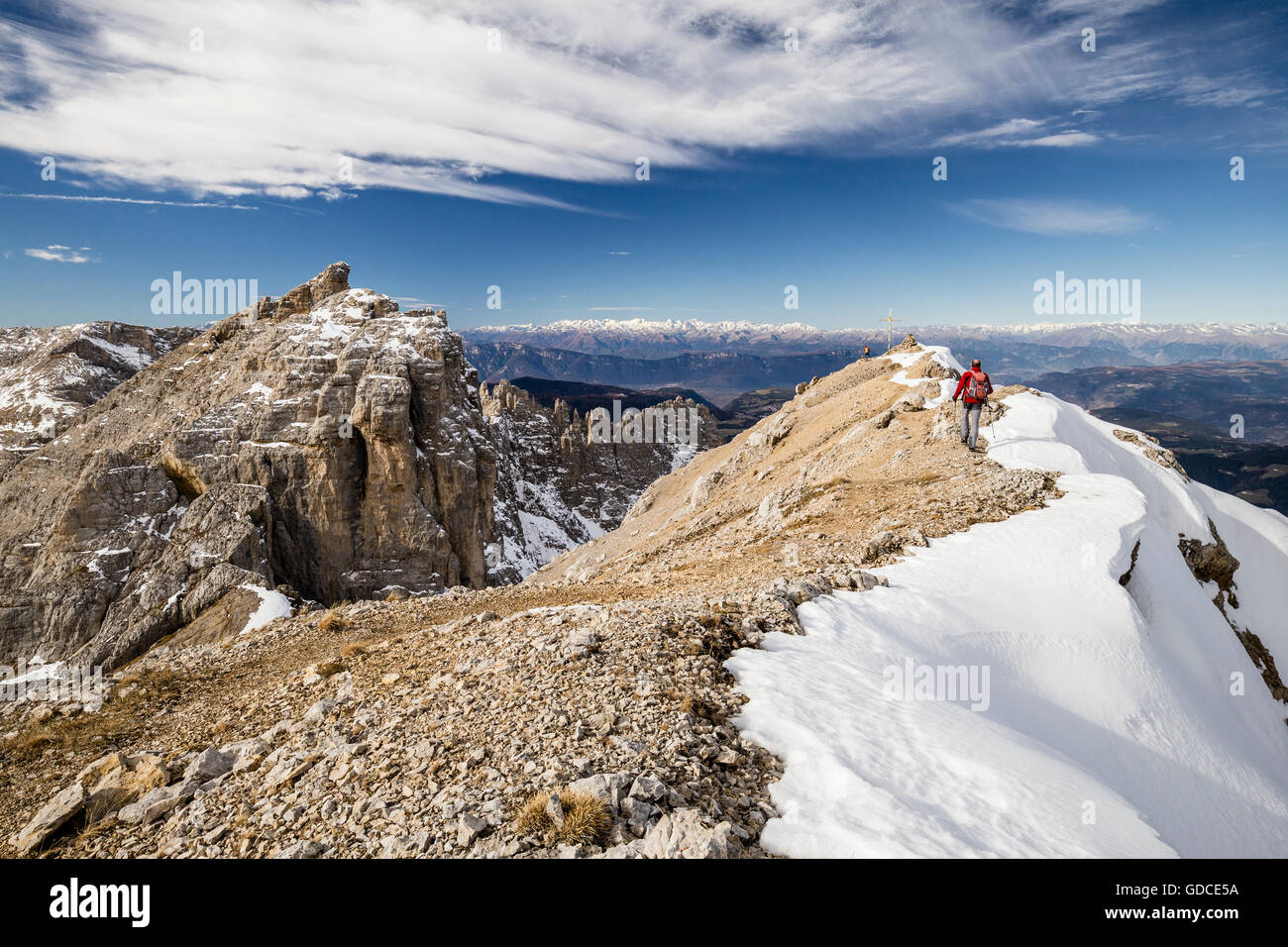 Alpinista sulla via verso il Latemarspitze, dietro il vertice di Latemarspitz, lasciato il Diamantiniturm, Eggental, Dolomiti Foto Stock