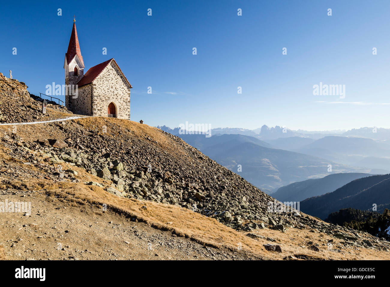 La chiesa, Kassianspitze in Valle Isarco, qui a Latzfonser croce, dietro le Dolomiti con il Sassolungo e Sassopiatto e Sella Foto Stock