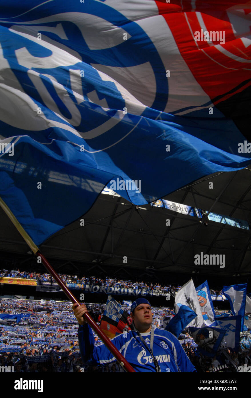 Schalke bandiera-vacillare nella parte anteriore del blocco della ventola, della Lega calcio tedesca, stagione 2010-2011, 6. round, FC Schalke 04 - Borussia Foto Stock