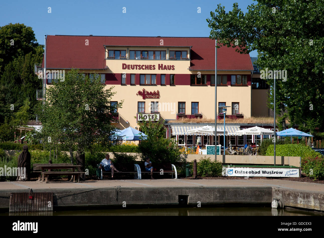 Hotel Deutsches Haus, il porto del Mar Baltico località di Wustrow, Fischland, Meclemburgo-Pomerania Occidentale Foto Stock