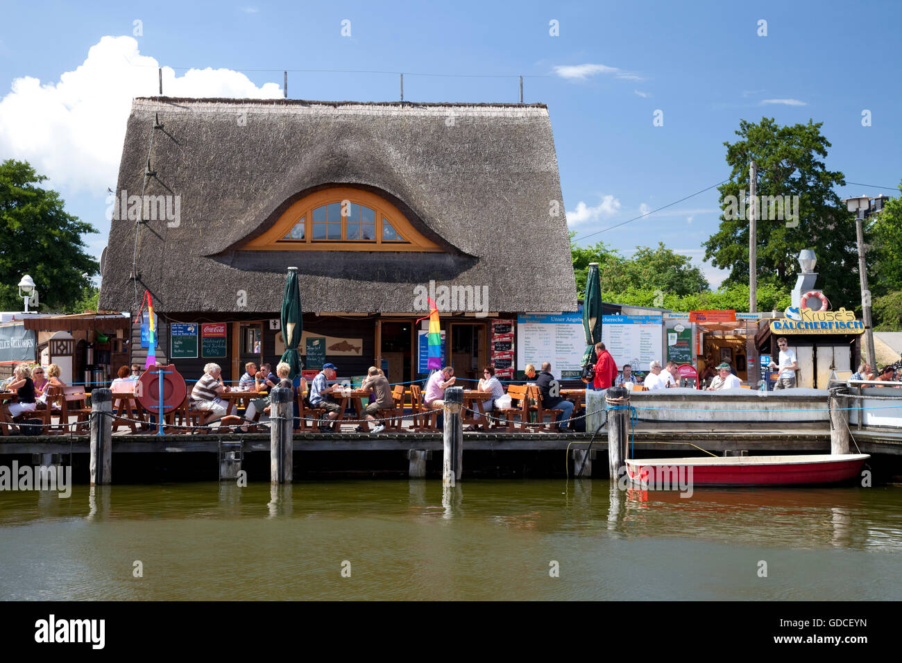 Ristorante, pesce affumicato, il porto del Mar Baltico resort Zingst, Fischland-Darss-Zingst peninsula, Meclemburgo-Pomerania Occidentale Foto Stock