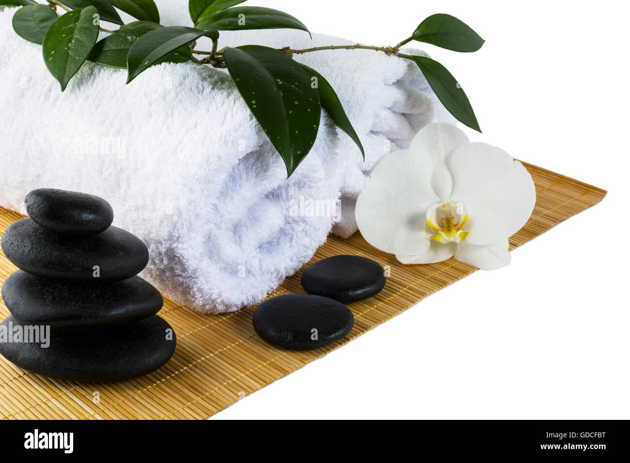 Concetto di Spa con orchidea bianca e pietre spa isolato su bianco. Wellness spa il concetto di trattamento. Foto Stock