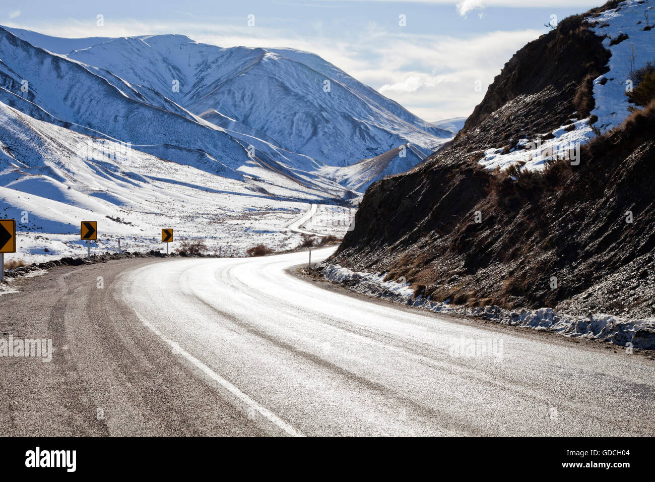 Avvolgimento su strada attraverso una coperta di neve Lewis Pass, Canterbury, Isola del Sud, Nuova Zelanda Foto Stock