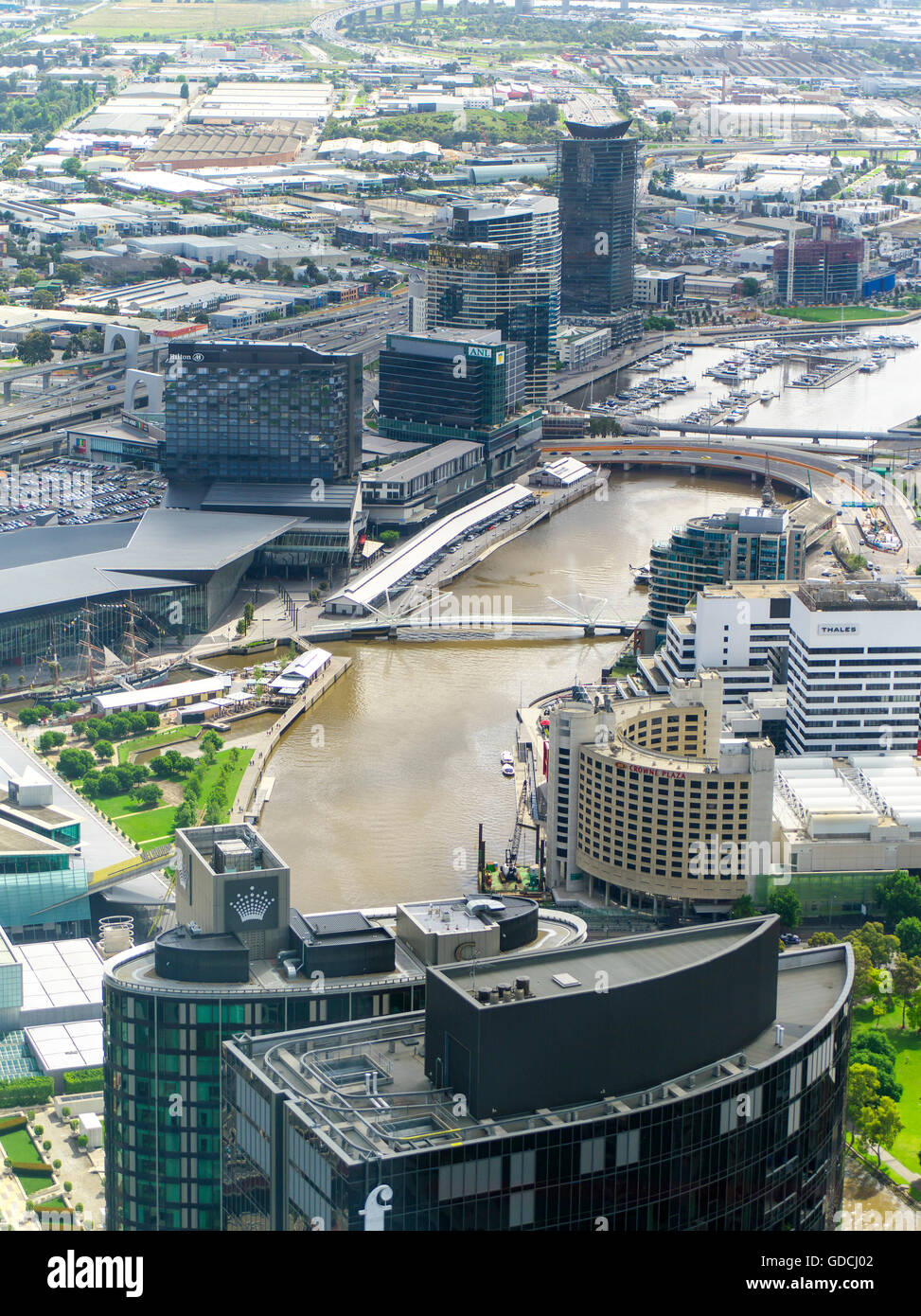 In Melbourne Victoria visto dal di sopra guardando la città insieme con il fiume Yarra. Australian scene in città principali Foto Stock