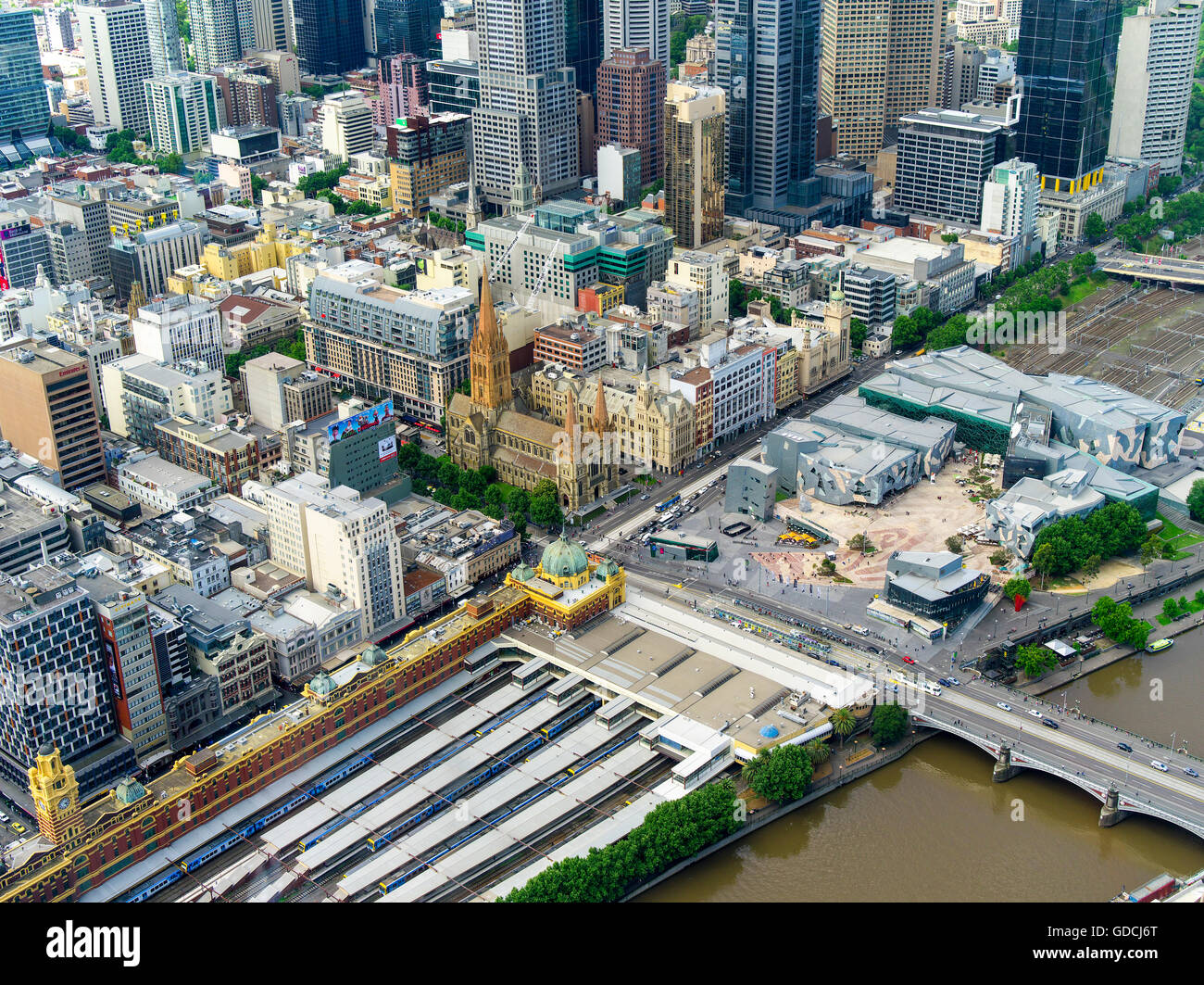 In Melbourne Victoria visto dal di sopra guardando la città insieme con il fiume Yarra. Australian scene in città principali Foto Stock