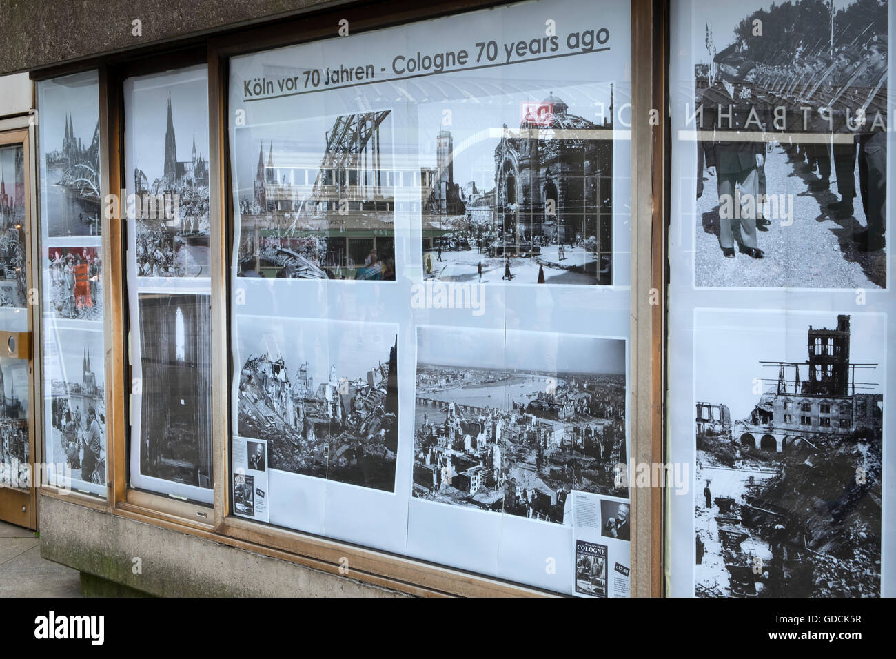 Visualizzazione delle fotografie nella vetrina della città di Colonia dopo WW2, Colonia, Germania. Foto Stock