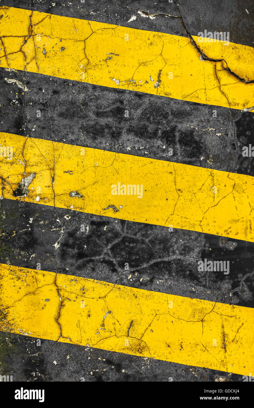 Nero rigato e sfondo giallo. Esso può essere utilizzato come un poster, sfondo, design t-shirts. Completamente modificabile. Foto Stock