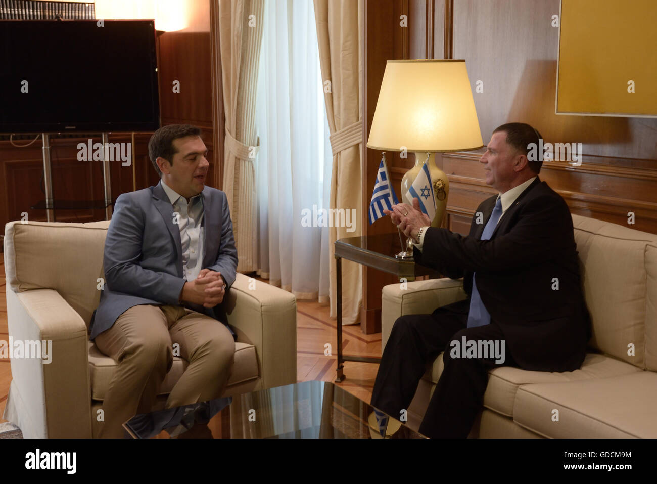 Atene, Grecia. 14 Luglio, 2016. Il Primo Ministro greco, Alexis Tsipras (sinistra) e Presidente della Knesset Yuli Yoel Edelstein (a destra) durante il loro incontro. © Dimitrios Karvountzis/Pacific Press/Alamy Live News Foto Stock