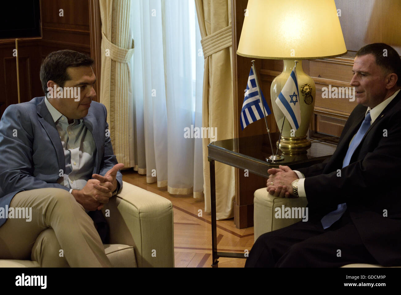 Atene, Grecia. 14 Luglio, 2016. Il Primo Ministro greco, Alexis Tsipras (sinistra) e Presidente della Knesset Yuli Yoel Edelstein (a destra) durante il loro incontro. © Dimitrios Karvountzis/Pacific Press/Alamy Live News Foto Stock