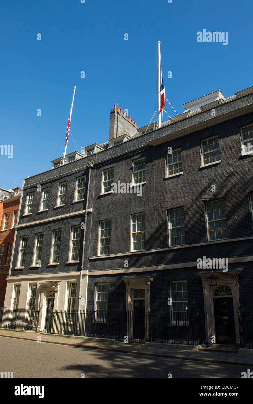 La bandiera europea e la bandiera tricolore della Francia di volare a mezz' asta a Downing Street, Londra, dopo la morte di almeno 84 persone, tra cui molti bambini, dopo un terrorista ha guidato un camion attraverso la folla per celebrare il Giorno della Bastiglia a Nizza. Foto Stock