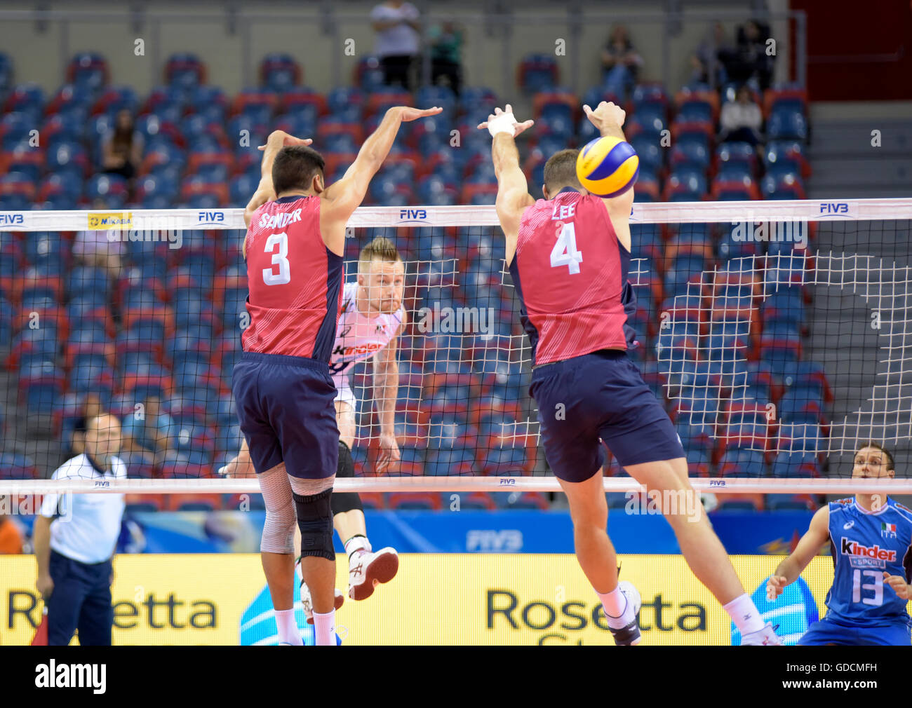 Sandor Taylor(L) e Lee David (R) della nazionale USA sono visto in azione contro uno dei team italiano durante la 2016Pallavolo FIVB World League Gruppo 1 finali. (Foto di Omar Marques/Pacific Stampa) Foto Stock