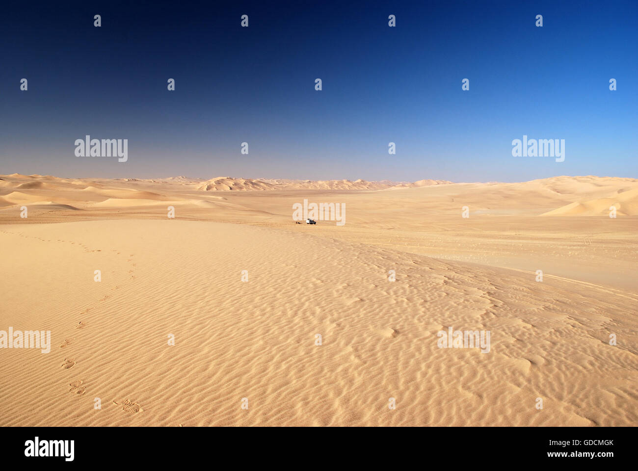 La sabbia, dune, auto, Oman, deserto, panorama, vista panoramica, giallo dorato, texture, struttura, Sahara, colmo di sabbia, ridge, dune Foto Stock
