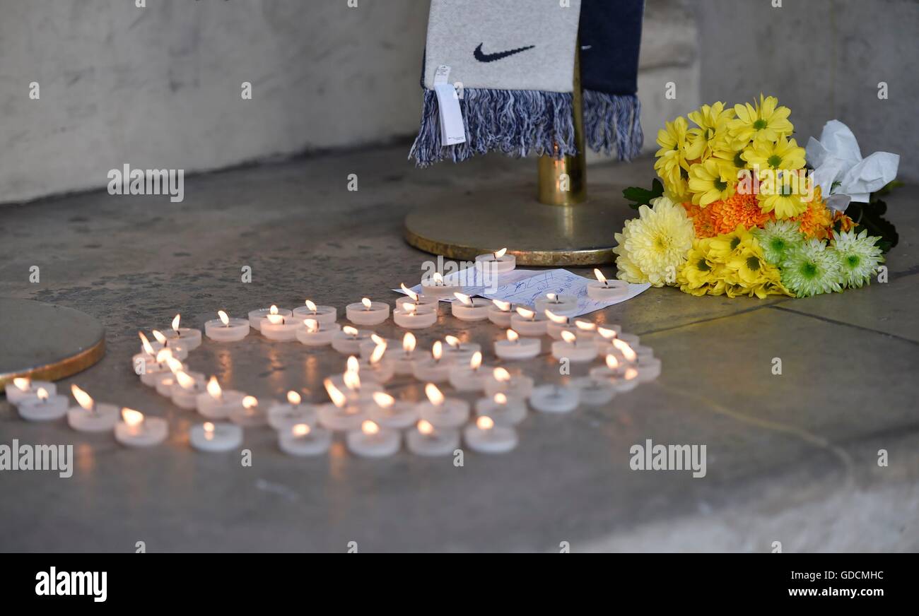 Le candele accese al di fuori dell'Ambasciata francese a Londra in seguito alla morte di almeno 84 persone, tra cui molti bambini, dopo un terrorista ha guidato un camion attraverso la folla per celebrare il Giorno della Bastiglia a Nizza. Foto Stock