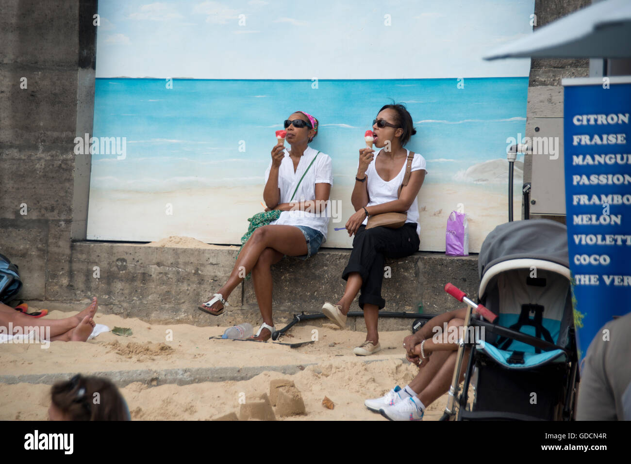 Due donne a mangiare il gelato a Paris plages Foto Stock