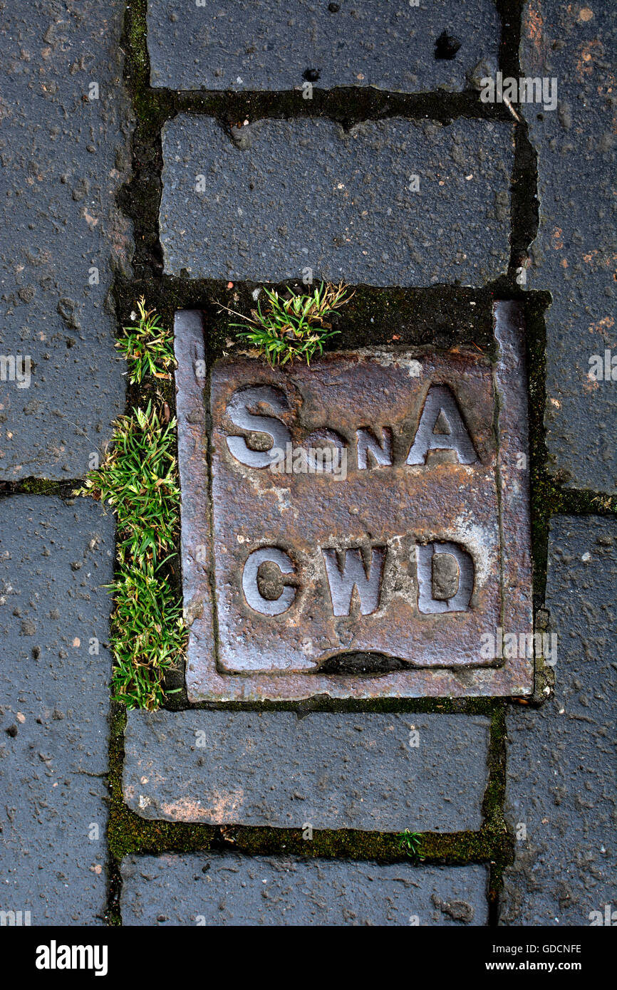Fermo in metallo tocca il coperchio nel pavimento, Stratford-upon-Avon, Regno Unito Foto Stock