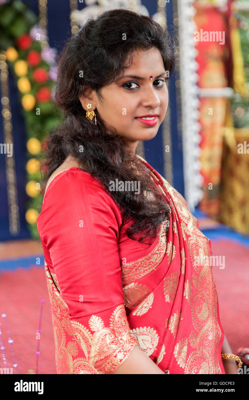 Ragazza bengalese appena prima del matrimonio del registro di sistema. Foto Stock