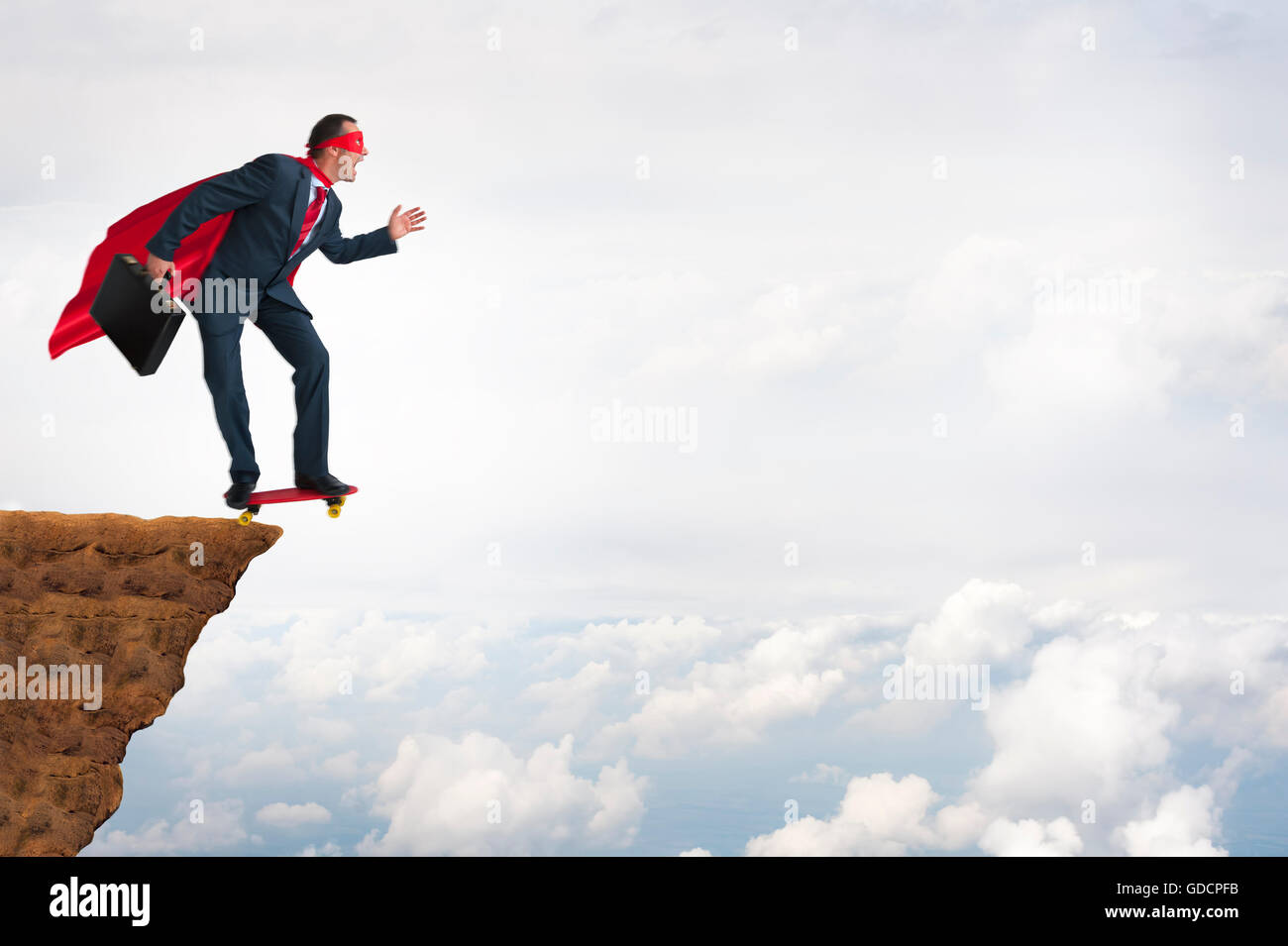 Business coraggio coraggio concetto imprenditore di supereroi saltando da un dirupo su uno skateboard Foto Stock