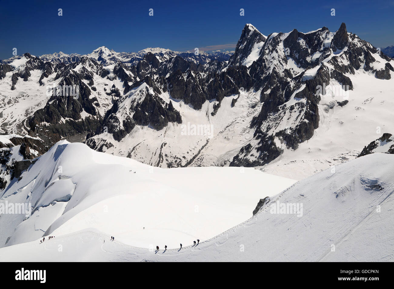 Gli alpinisti sulle Alpi francesi montagne vicino Aiguille du Midi, Francia, Europa Foto Stock