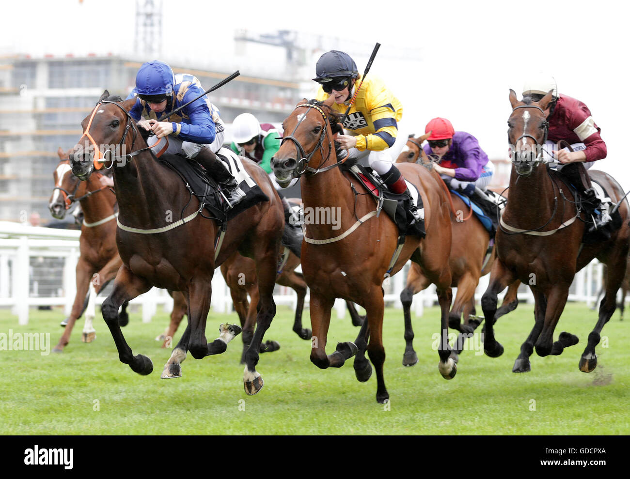 Tiburtina cavalcato da Edward Greatrex (blu) vince il bet365 EBF Stalloni Maiden Fillies' picchetti a Newbury Racecourse. Foto Stock