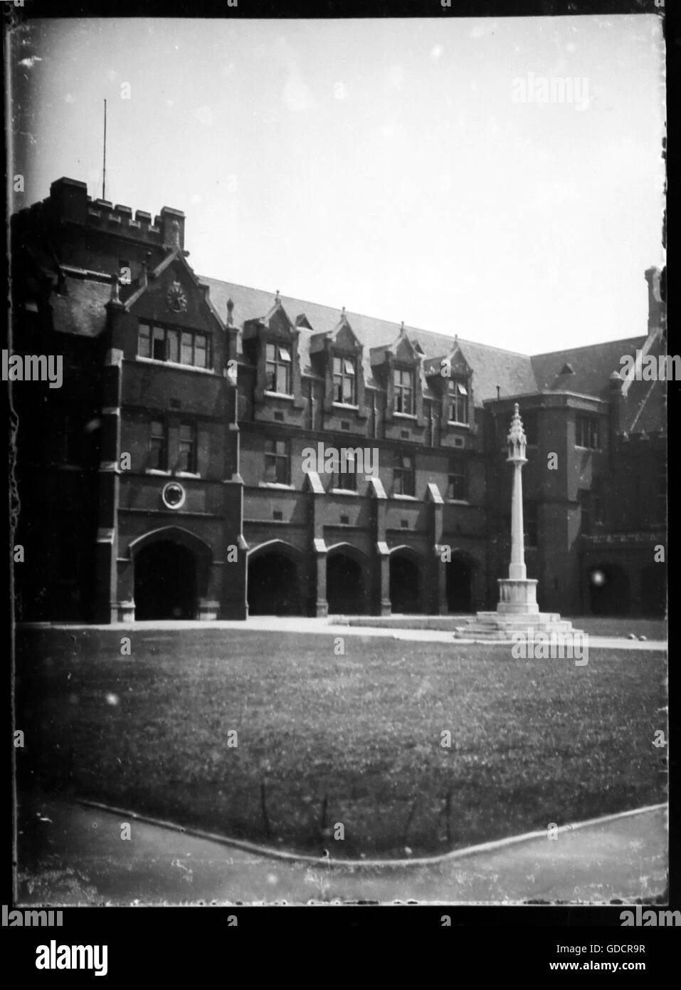 Edificio centrale della scuola Bancroft's School, Woodford, Essex. Circa 1930. Scansione dal vetro originale negativo. Foto Stock