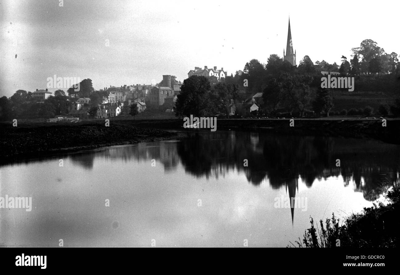 Fotografia che mostra il Ross on Wye c1896. Immagine inedita di George Alfred Haden - Haden migliori (1839-1921) di Haden Hill House, Cradley Heath, vicino Halesowen. George Alfred ereditato Haden Hall in 1877 ed era un indipendentemente l uomo ricco e un inizio di appassionati di fotografia che ho viaggiato in tutto il Regno Unito nel 1890 con le sue due figlie adottate, ragazze locali Emily Bryant e Alice Cockin. Foto di Tony Henshaw/George Alfred Haden / Foto Stock