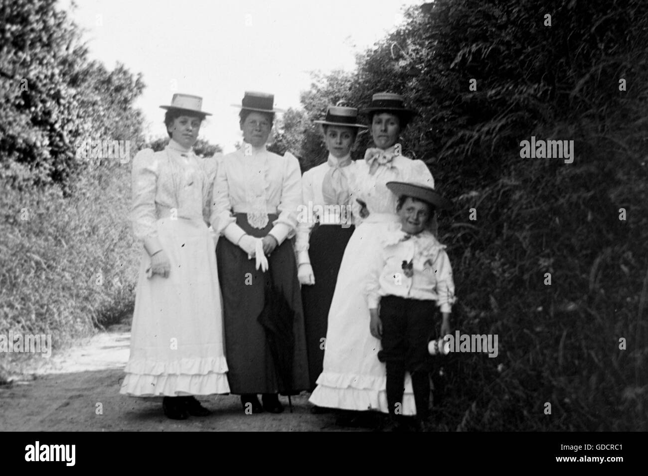 Le donne nella loro domenica meglio porre con ragazzo su un vicolo del paese c1915. Fotografia di Tony Henshaw Foto Stock