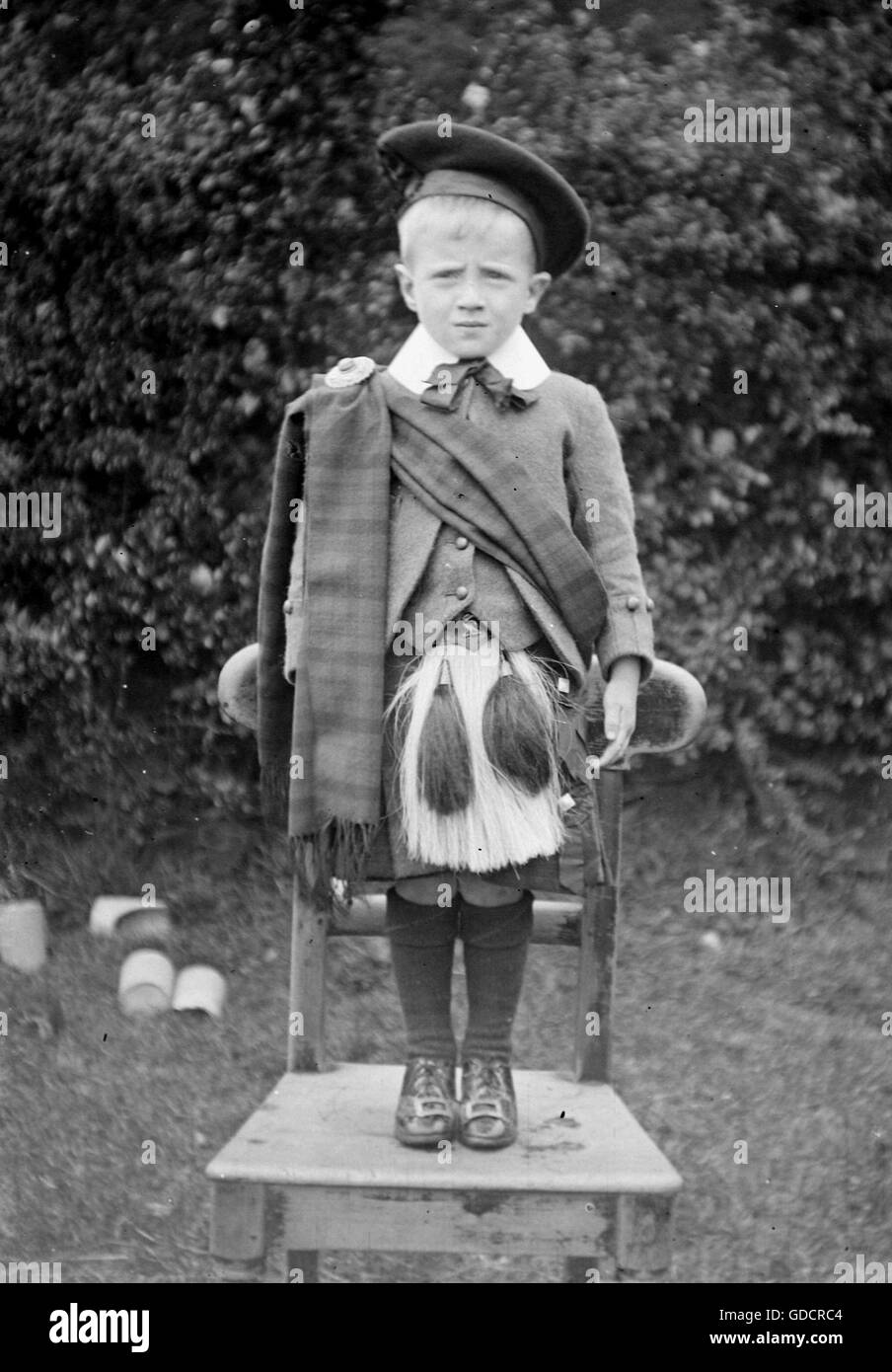 Ragazzo scozzese in abito tradizionale compresi kilt e sporan. c1900. Fotografia di Tony Henshaw Foto Stock