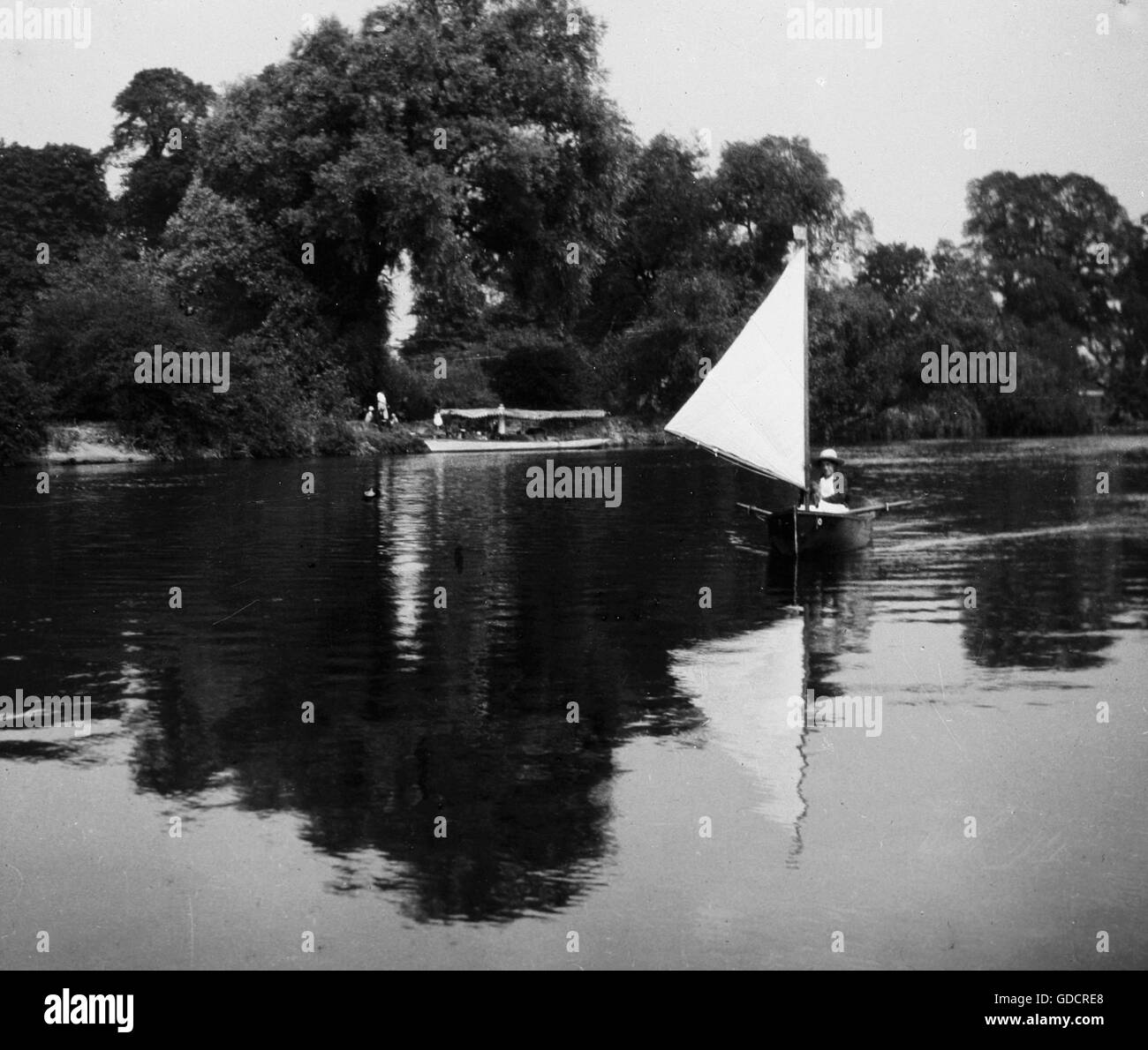 Barca a vela sul Fiume Tamigi dal fotografo E. Un Crouch del South Essex Club della telecamera c1912 Fotografia di Tony Henshaw dal vetro originale negativo Foto Stock